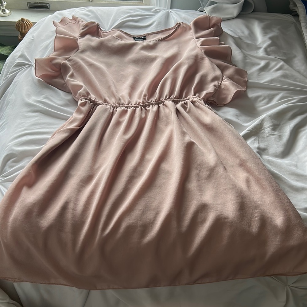 Light pink women’s XL dress, worn once or twice, great condition